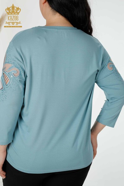 Hurtownia bluzek damskich z haftowanym kamieniem i dekoltem w szpic niebieska - 77927 | KAZEE - Thumbnail