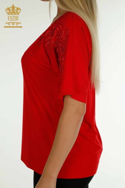 Hurtownia bluzek damskich z haftowanym kamieniem w kolorze czerwonym - 79097 | KAZEE - Thumbnail