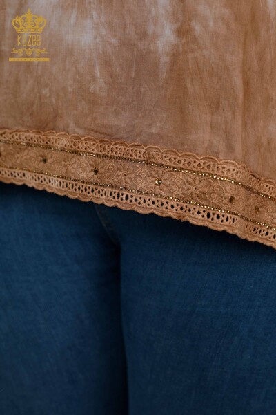 Hurtownia bluzek damskich z haftowaną norek w kamieniu - 79175 | KAZEE - Thumbnail