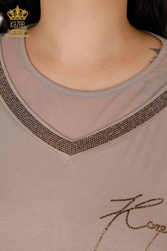 Hurtownia bluzek damskich z haftowaną norek w kamieniu - 77870 | KAZEE