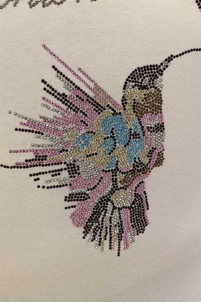Hurtownia bluzek damskich z postaciami ptaków i kolorowym haftem z kamieniami - 77508 | Kazee - Thumbnail