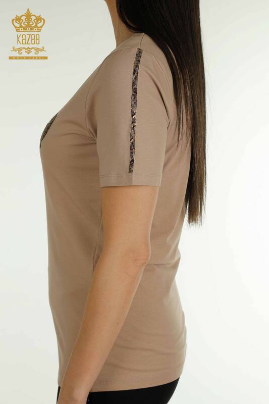 Hurtownia bluzek damskich w panterkę z haftem w kolorze ciemnego beżu - 79484 | KAZEE