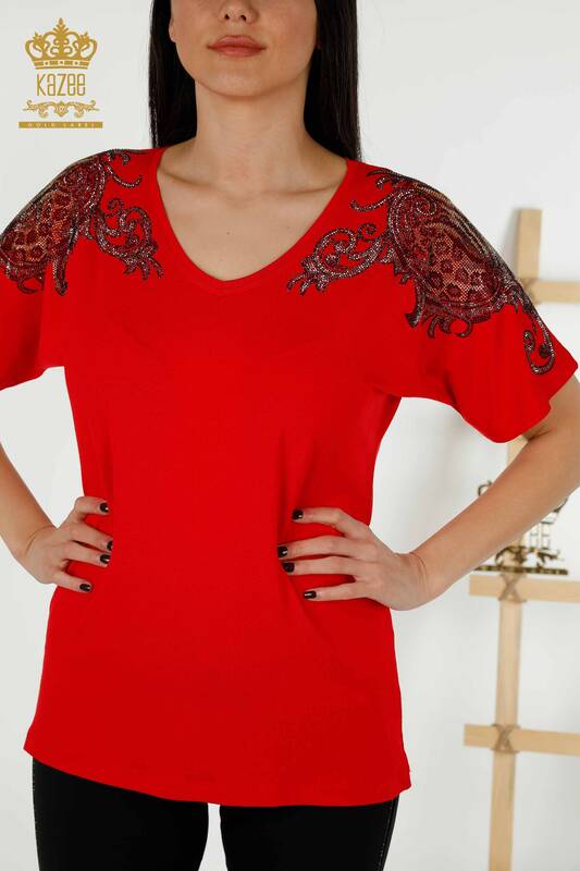 Hurtownia bluzek damskich z detalami na ramionach czerwona - 79054 | KAZEE
