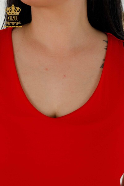 Hurtownia bluzek damskich z detalami na ramionach czerwona - 79220 | KAZEE - Thumbnail