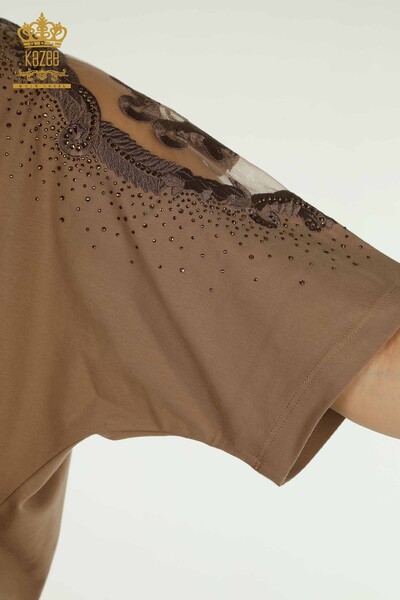 Hurtownia damska bluzka na ramię tiulowa szczegółowa brązowa - 79553 | KAZEE - Thumbnail