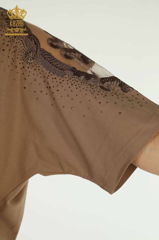 Hurtownia damska bluzka na ramię tiulowa szczegółowa brązowa - 79553 | KAZEE