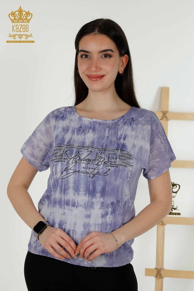 Hurtownia bluzek damskich z tekstem we wzorzysty kolor indygo - 79173 | KAZEE - Thumbnail