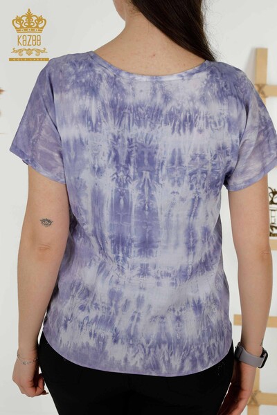 Hurtownia bluzek damskich z tekstem we wzorzysty kolor indygo - 79173 | KAZEE - Thumbnail