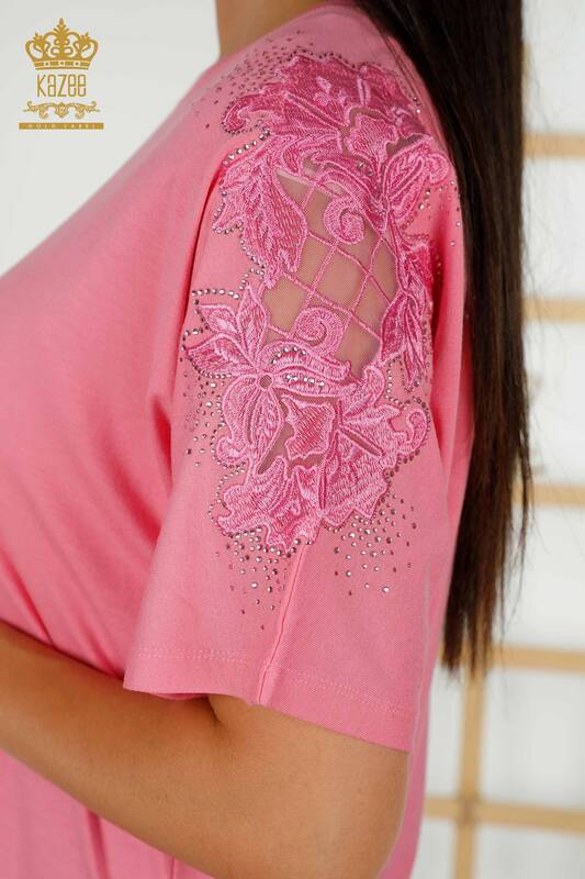 Hurtownia bluzek damskich z tiulowymi detalami w kolorze różowym - 79390 | KAZEE