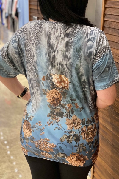 Hurtownia damska bluzki z dekoltem w kształcie litery V, z cyfrowym wzorem kwiatowym - 76824 | Kazee - Thumbnail