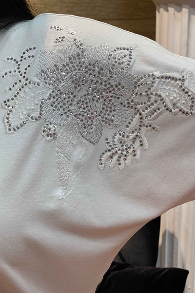 Hurtownia bluzek damskich z dekoltem w kształcie litery V, haftowanymi kamieniami - 77422 | Kazee - Thumbnail