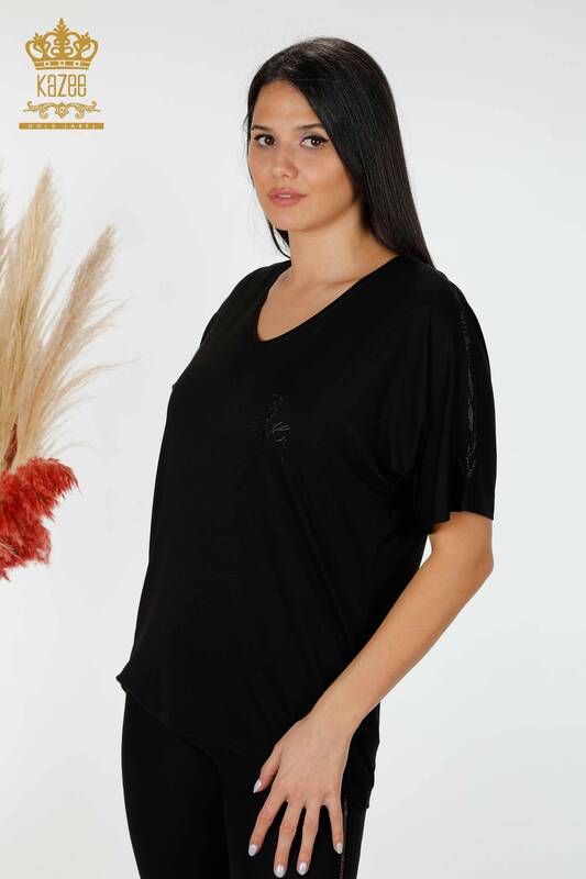 Hurtownia bluzek damskich z dekoltem w kształcie litery V, haftowana z kamieniami w kolorze czarnym - 78931 | KAZEE