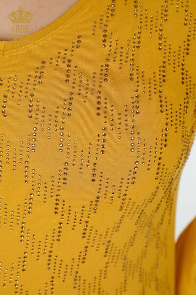 Hurtownia bluzek damskich z dekoltem w kształcie litery V, haftowanym kamieniem szafranowym - 79016 | KAZEE - Thumbnail