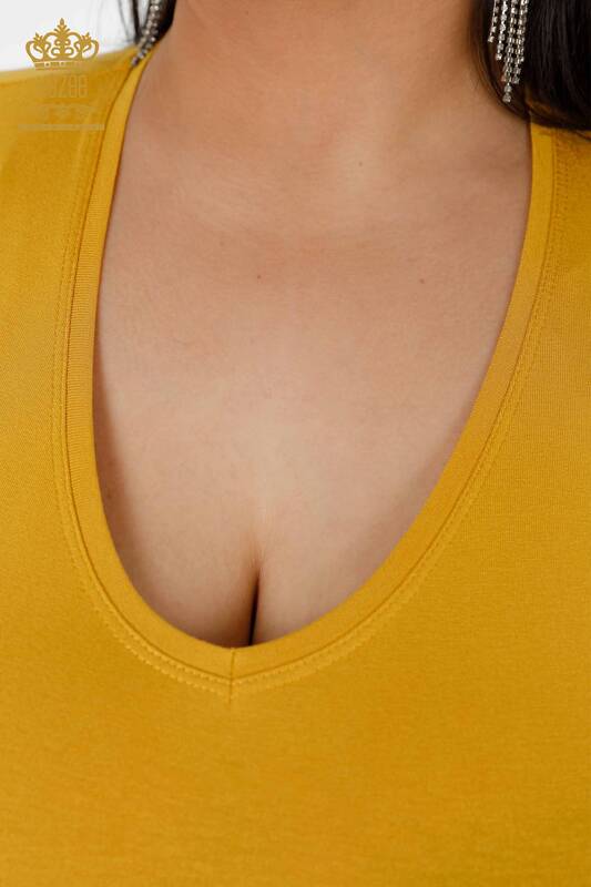Hurtownia bluzek damskich z dekoltem w szpic szafranowa - 79006 | KAZEE