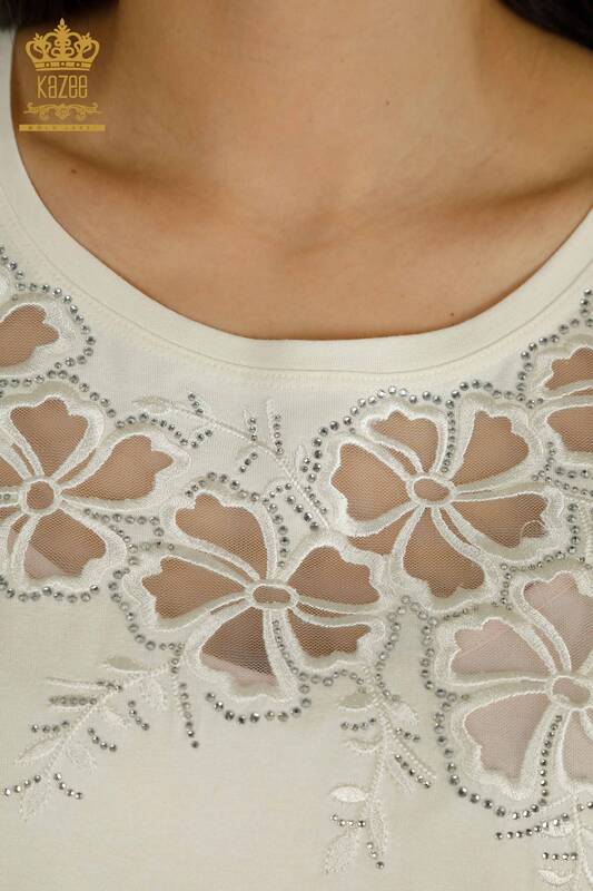 Hurtownia bluzek damskich w kwiatowe wzory ecru - 79049 | KAZEE