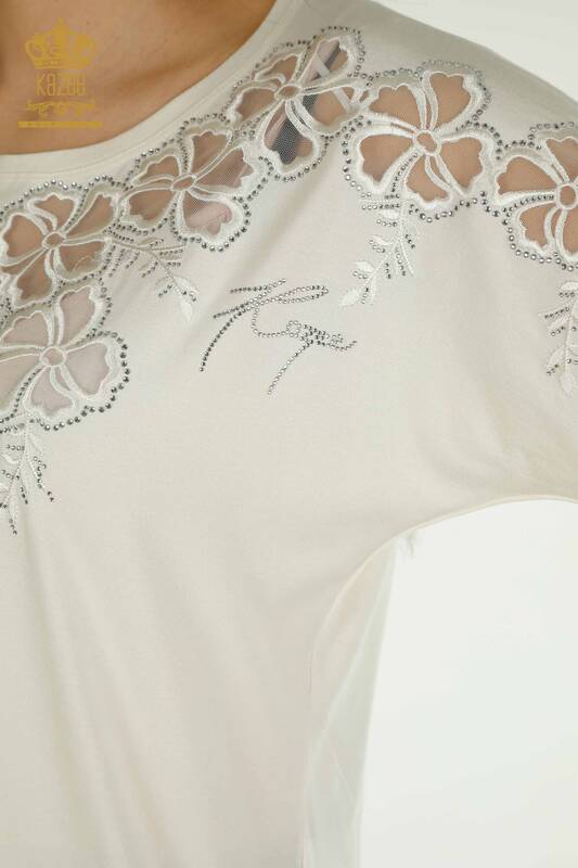 Hurtownia bluzek damskich w kwiatowe wzory ecru - 79049 | KAZEE