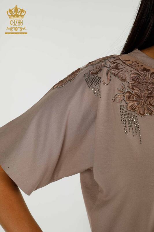 Hurtownia bluzek damskich w kwiatowe wzory z norek - 79081 | KAZEE
