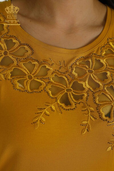 Hurtownia bluzek damskich w kwiatowe wzory szafranowa - 79049 | KAZEE - Thumbnail