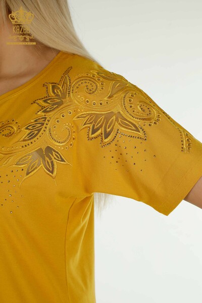 Hurtownia bluzek damskich w kwiatowe wzory szafranowa - 79093 | KAZEE - Thumbnail