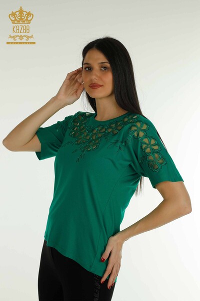 Hurtownia bluzek damskich w kwiatowe wzory w kolorze zielonym - 79049 | KAZEE - Thumbnail
