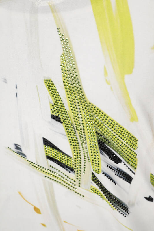 Hurtownia bluzek damskich z nadrukiem cyfrowym i krótkim rękawem z dekoltem w kształcie litery V - 12027 | KAZEE