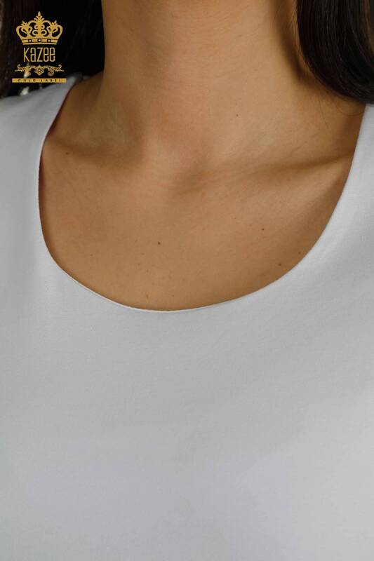 Hurtownia białej bluzki damskiej z logo - 79560 | KAZEE