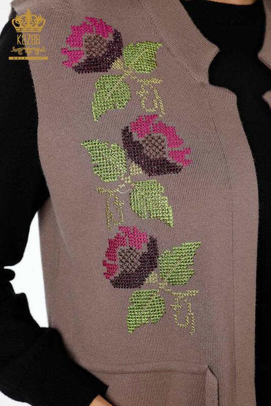 Hurtownia damskich kamizelek z dzianiny z kieszeniami i kolorowym haftem kwiatowym - 16812 | KAZEE
