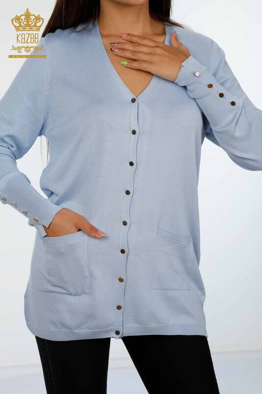 Hurtownia damskiego swetra rozpinanego z dekoltem w kształcie litery V i mankietem z guzikiem szczegółowym - 15945 | KAZEE