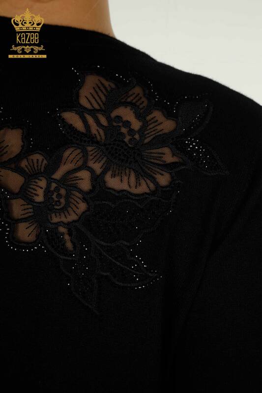 Hurtownia swetrów damskich z dzianiny - haftowane kwiaty - czarny - 30126 | KAZEE