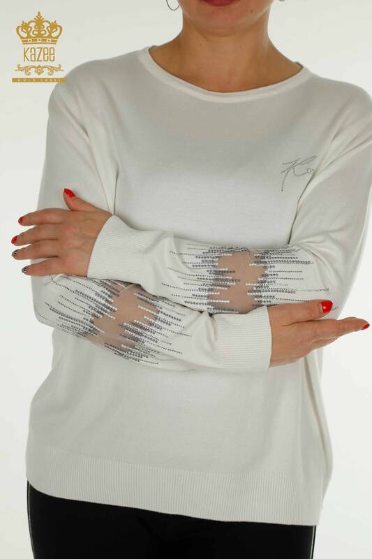 Hurtownia swetrów damskich z dzianiny - szczegółowe rękawy - ecru - 30153 | KAZEE