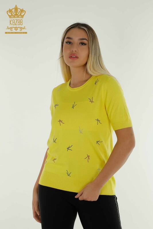 Hurtownia swetrów damskich z dzianiny - model amerykański - żółty - 30335 | KAZEE