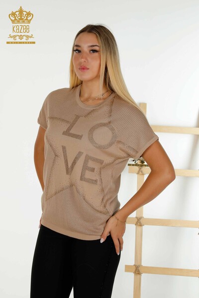 Hurtownia swetrów damskich z dzianiny - Haftowany Kamieniami - beżowy - 30501 | KAZEE 