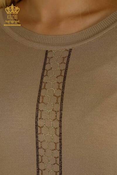 Hurtownia swetrów damskich z dzianiny - haftowany kamieniami - beżowy - 30601 | KAZEE - Thumbnail