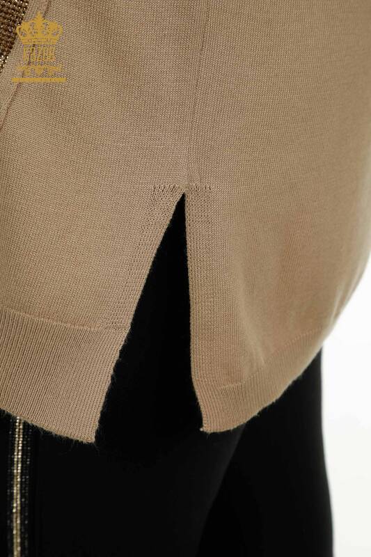 Hurtownia swetrów damskich z dzianiny - kieszeń szczegółowa - beżowa - 30622 | KAZEE