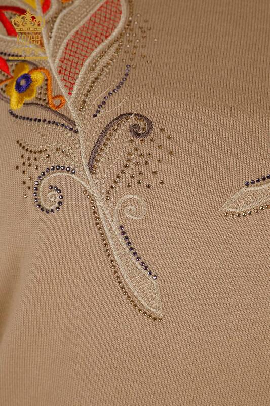 Hurtownia swetrów damskich z dzianiny - Kolorowy haft - Beżowy - 30147 | KAZEE