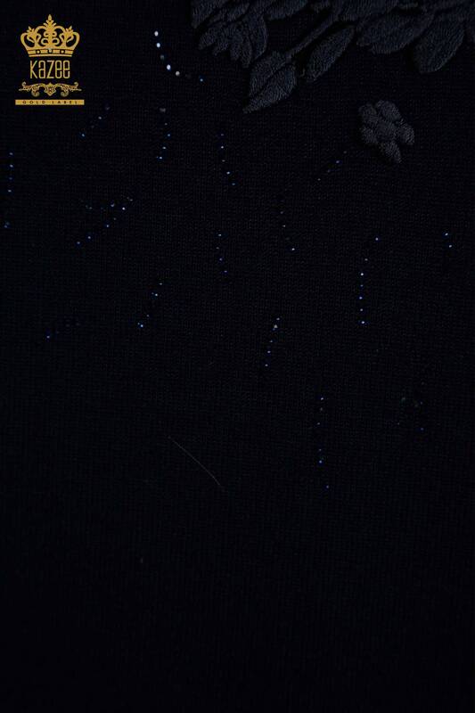 Hurtownia swetrów damskich z dzianiny - haftowane kwiaty - granatowa - 16849 | KAZEE