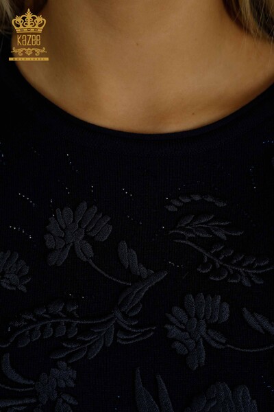 Hurtownia swetrów damskich z dzianiny - haftowane kwiaty - granatowa - 16849 | KAZEE - Thumbnail