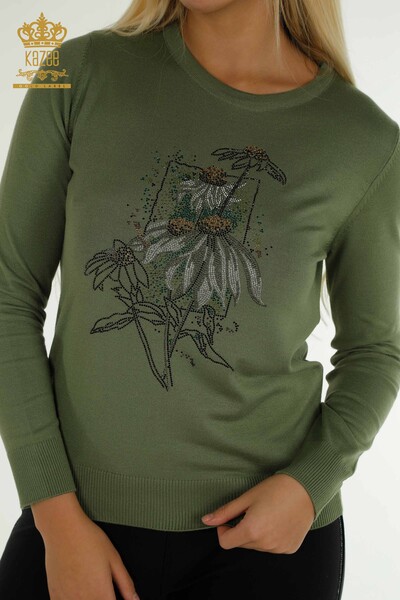 Hurtownia swetrów damskich z dzianiny - Haftowane kwiaty - khaki - 30612 | KAZEE - Thumbnail