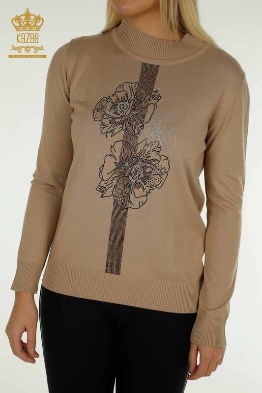 Hurtownia swetrów damskich z dzianiny - haftowane kwiaty - beżowy - 30614 | KAZEE