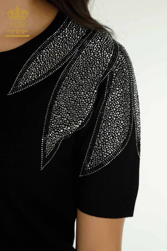 Hurtownia swetrów damskich z dzianiny - Na ramię haftowane kamieniami - czarno-białe - 30792 | KAZEE