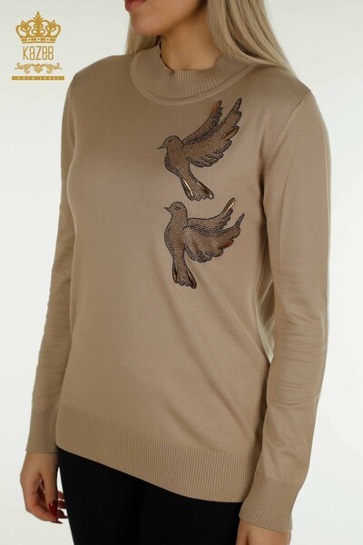 Hurtownia swetrów damskich z dzianiny - haftowany ptak - beżowy - 30745 | KAZEE - Thumbnail
