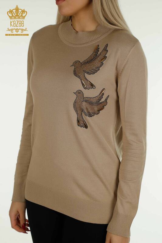 Hurtownia swetrów damskich z dzianiny - haftowany ptak - beżowy - 30745 | KAZEE