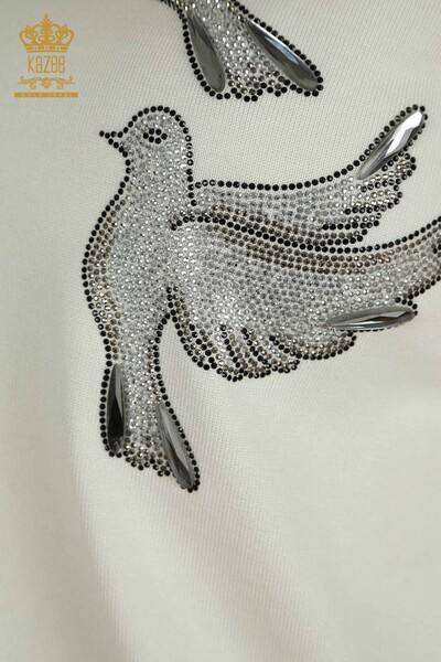 Hurtownia swetrów damskich z dzianiny - haftowany ptak - ecru - 30745 | KAZEE - Thumbnail