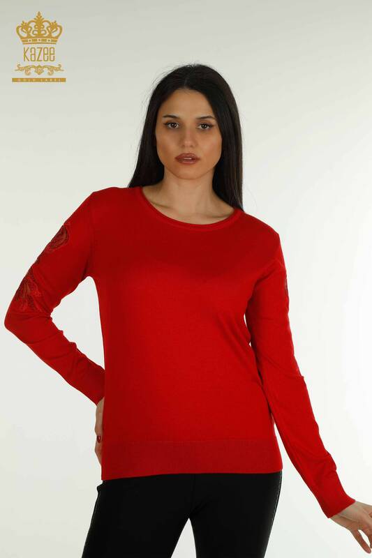 Hurtownia swetrów damskich z rękawami czerwonymi z detalami w kształcie róży - 15374 | KAZEE