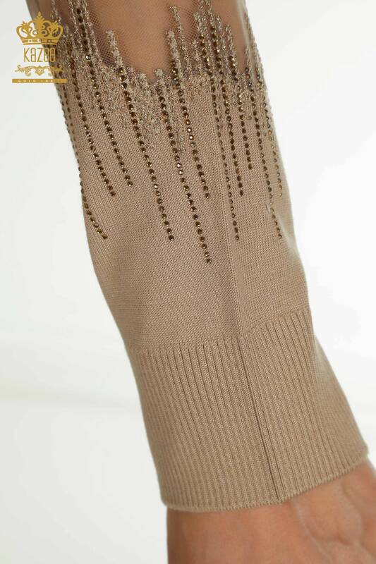 Hurtownia swetrów damskich z dzianiny - szczegółowe rękawy - beżowe - 30153 | KAZEE