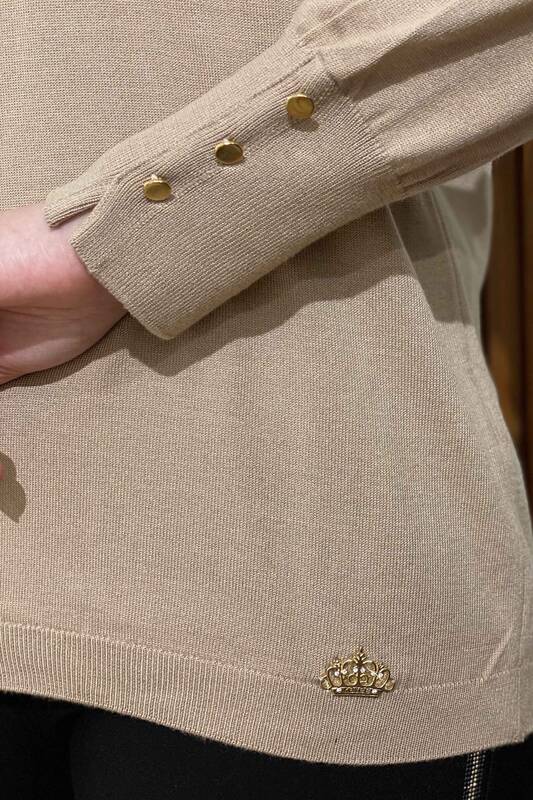 Hurtownia swetrów damskich z dzianiny, z wysokim kołnierzem i rękawami zapinanymi na guziki - 16130 | KAZEE