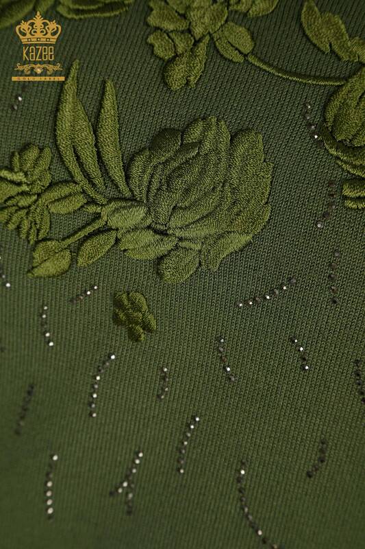 Hurtownia swetrów damskich z dzianiny - Haftowane kwiaty - khaki - 16849 | KAZEE