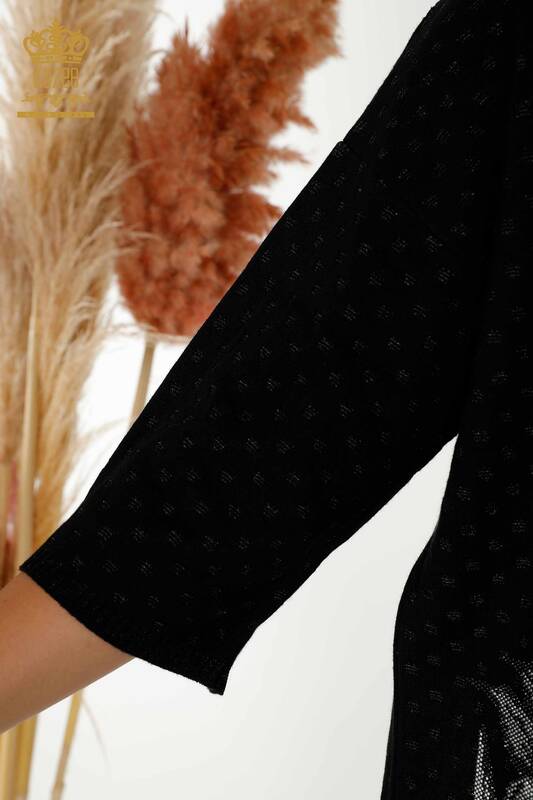 Hurtownia kardiganu damskiego w kwiatowy haft z kamieniami w kolorze czarnym - 30061 | KAZEE