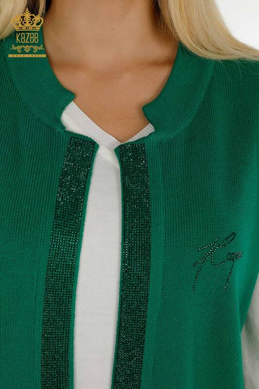 Hurtownia krótkiej kamizelki damskiej z haftowanym kamieniem w kolorze zielonym - 30411 | KAZEE