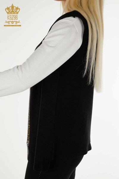 Hurtownia damskiej krótkiej kamizelki w panterkę z haftem w kolorze czarnym - 30616 | KAZEE - Thumbnail